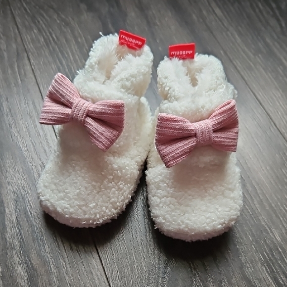 White Fleece Baby Booties with Pink Bows 6-12M - Picture 1 of 7